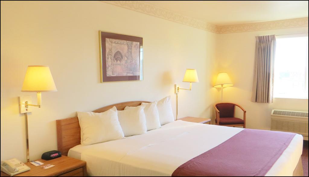 Peppermill Empress Inn เซ็นทราเลีย ภายนอก รูปภาพ